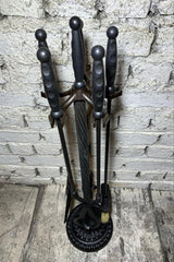 Yuvarlak Taban Siyah Parmak İzli Başlıklı Şömine Maşa Takımı