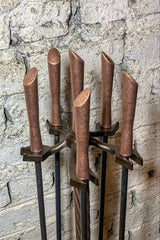 Yuvarlak Tabanlı Antik Bakır Ruj Başlıklı Şömine Maşa Takımı