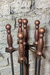 Yuvarlak Tabanlı Antik Bakır Topbaş Şömine Maşa Takımı