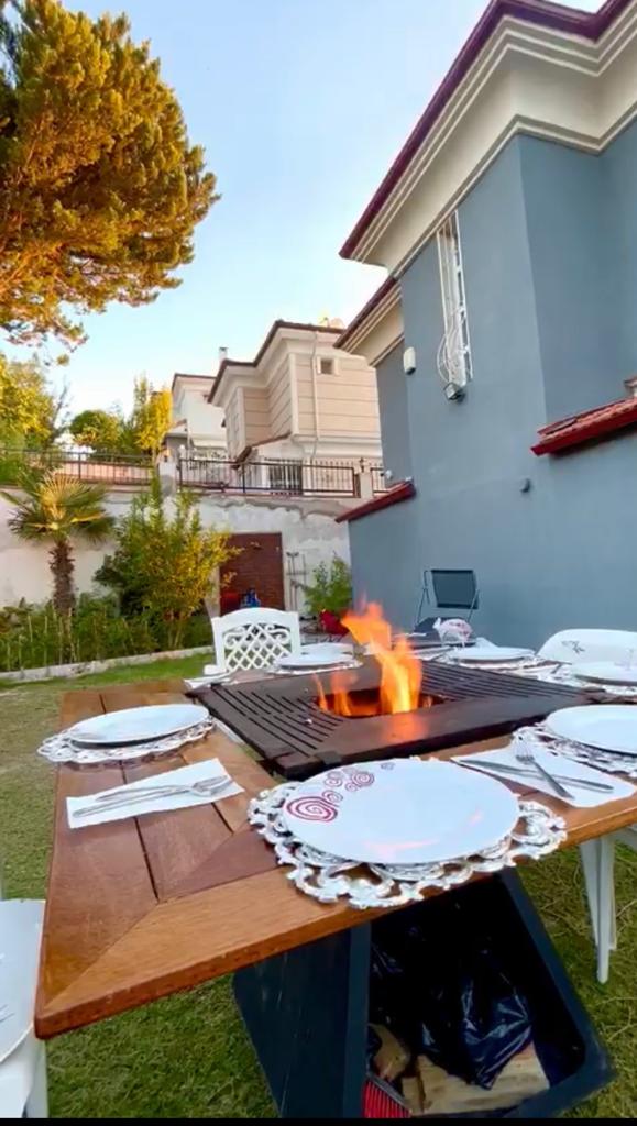 FERBA Initium Model Iroko Ahşap Bahçe Mangal Masa