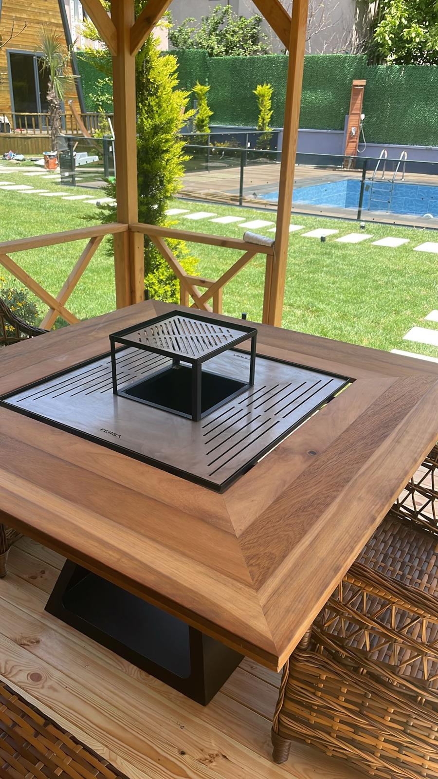 FERBA Initium Model Iroko Ahşap Bahçe Mangal Masa(PASLANMAZ IZGARALI)