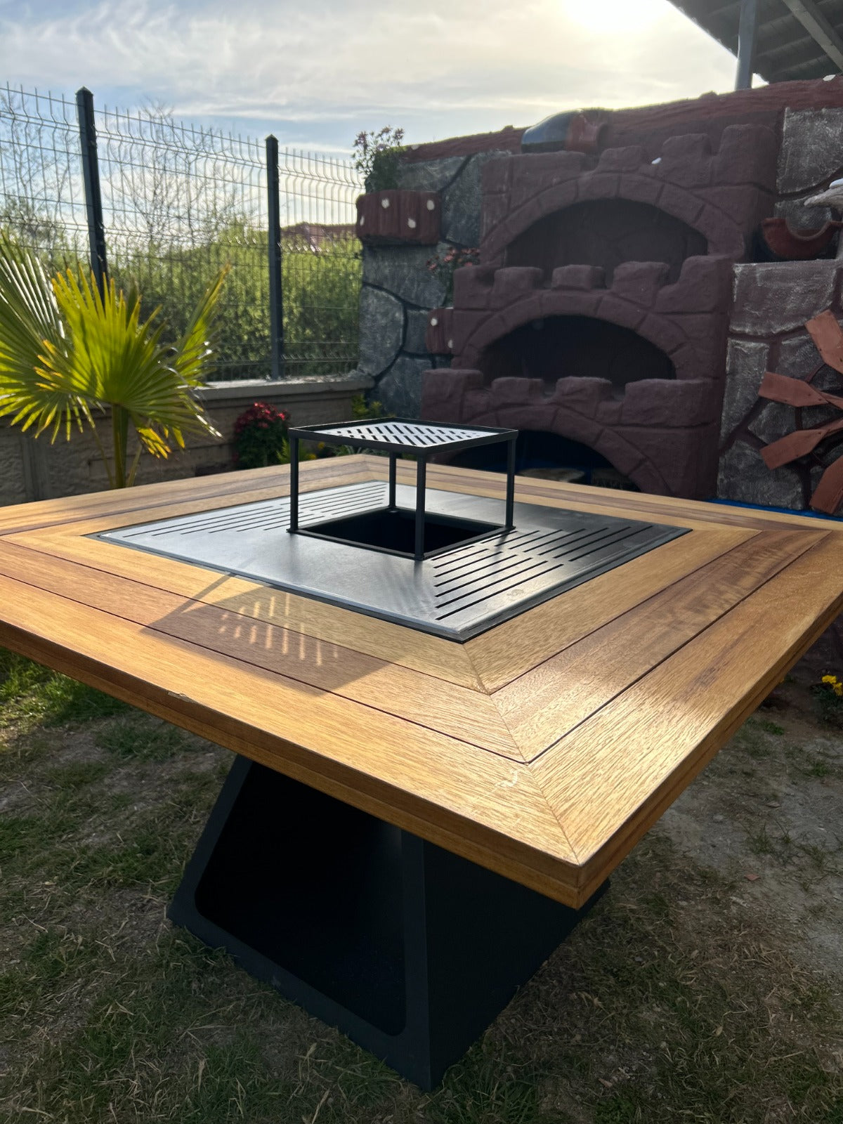 FERBA Initium Model Iroko Ahşap Bahçe Mangal Masa(PASLANMAZ IZGARALI)