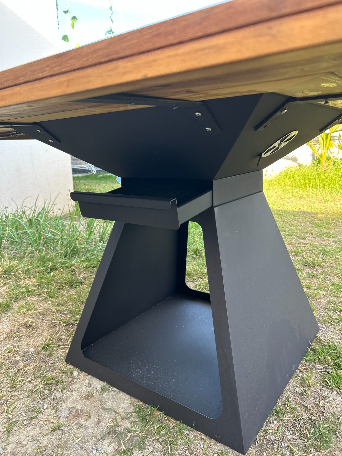 FERBA Initium Model Iroko Ahşap Bahçe Mangal Masa(PASLANMAZ IZGARALI)