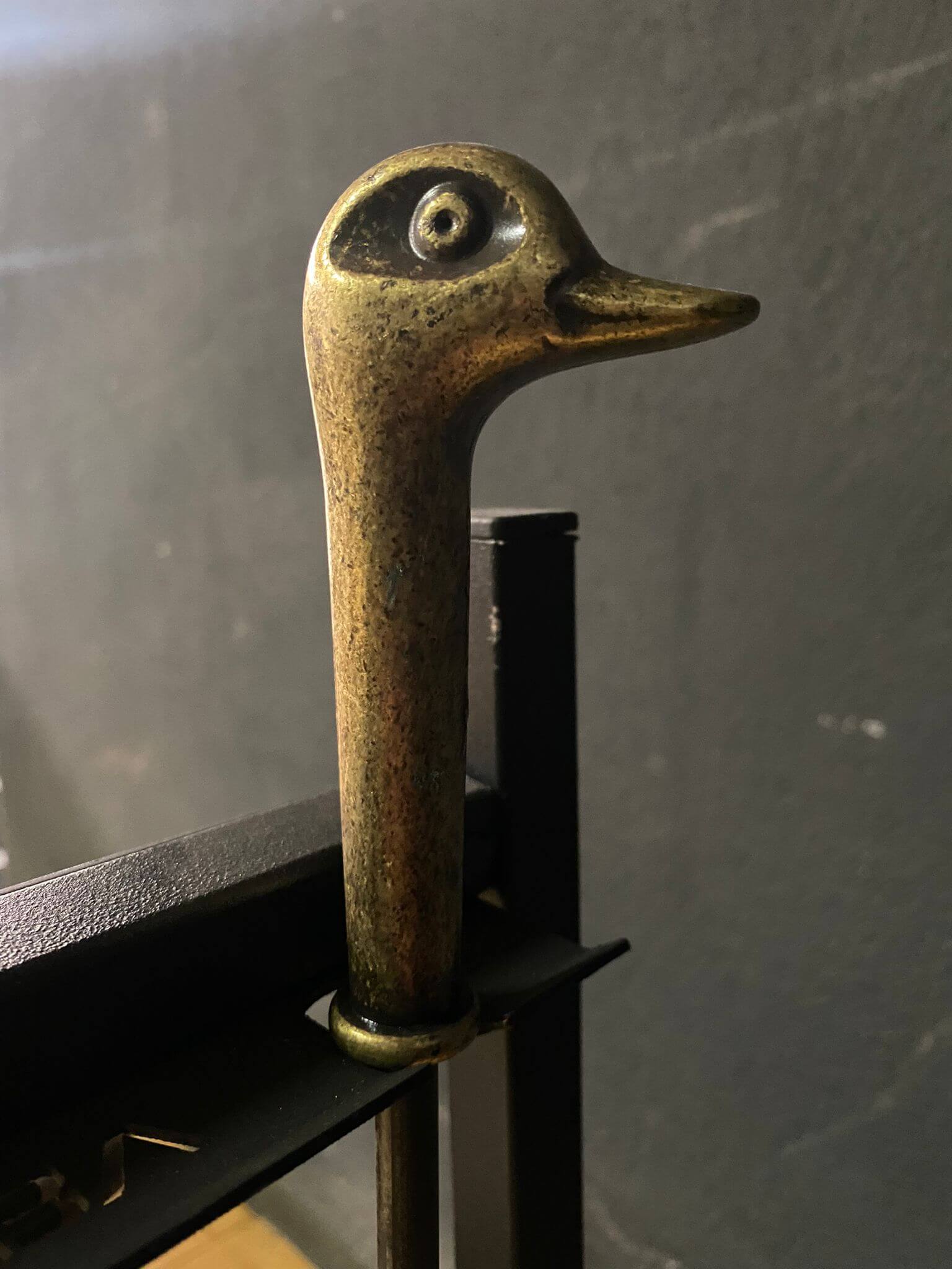 Metal Oval Şömine Odunluğu ve Ördek Başlıklı Maşa Takımı