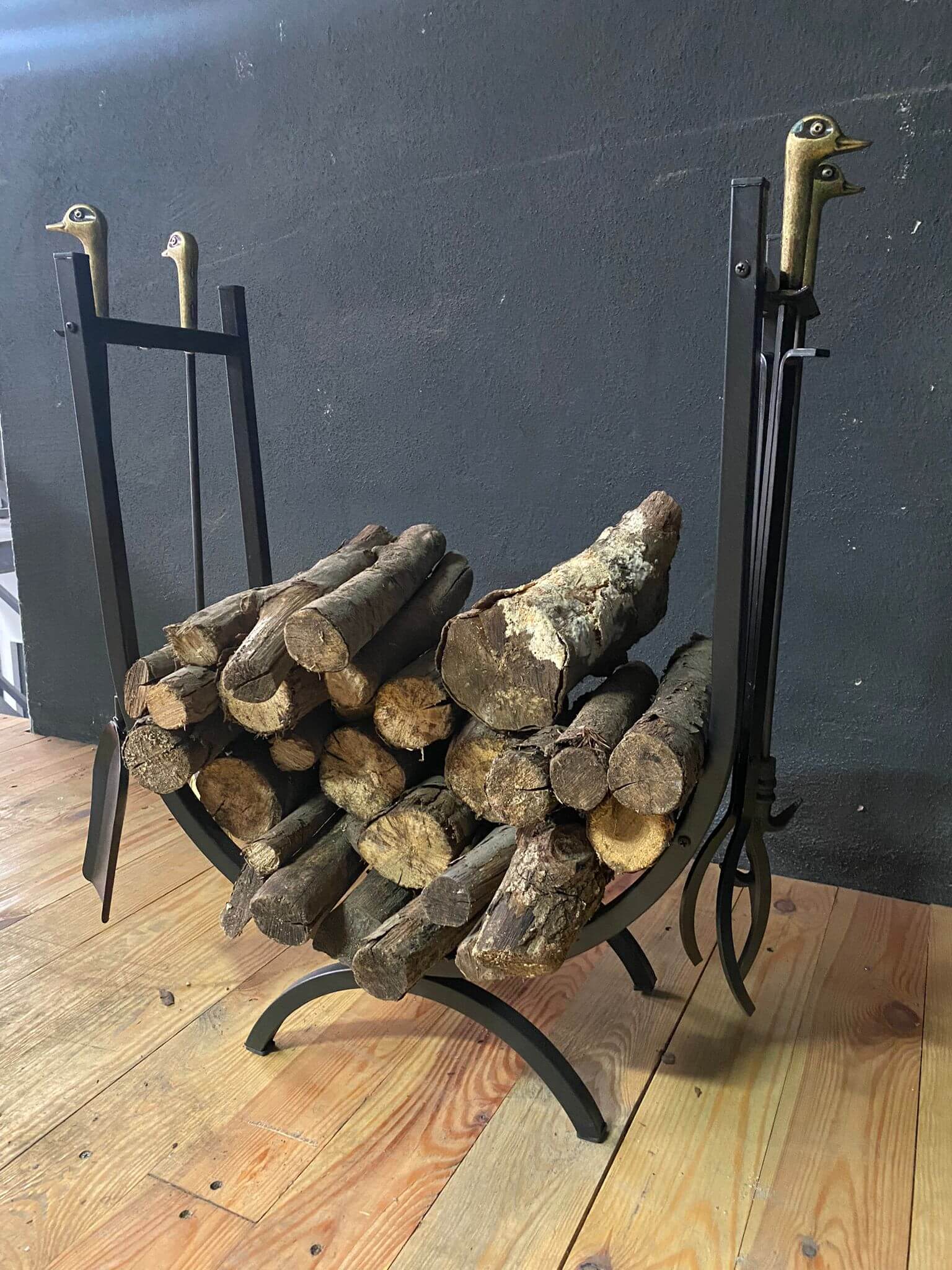 Metal Oval Şömine Odunluğu ve Ördek Başlıklı Maşa Takımı