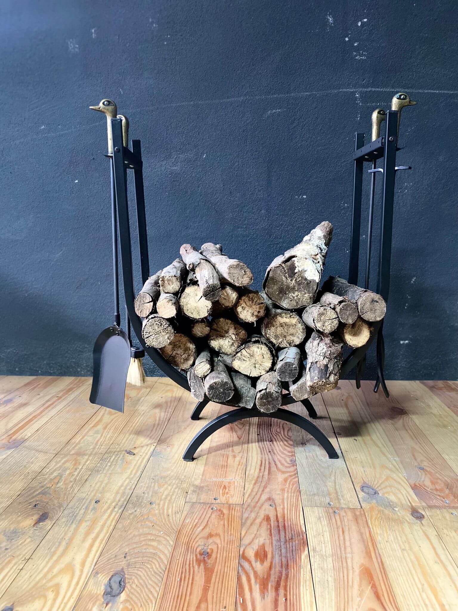 Metal Oval Şömine Odunluğu ve Ördek Başlıklı Maşa Takımı