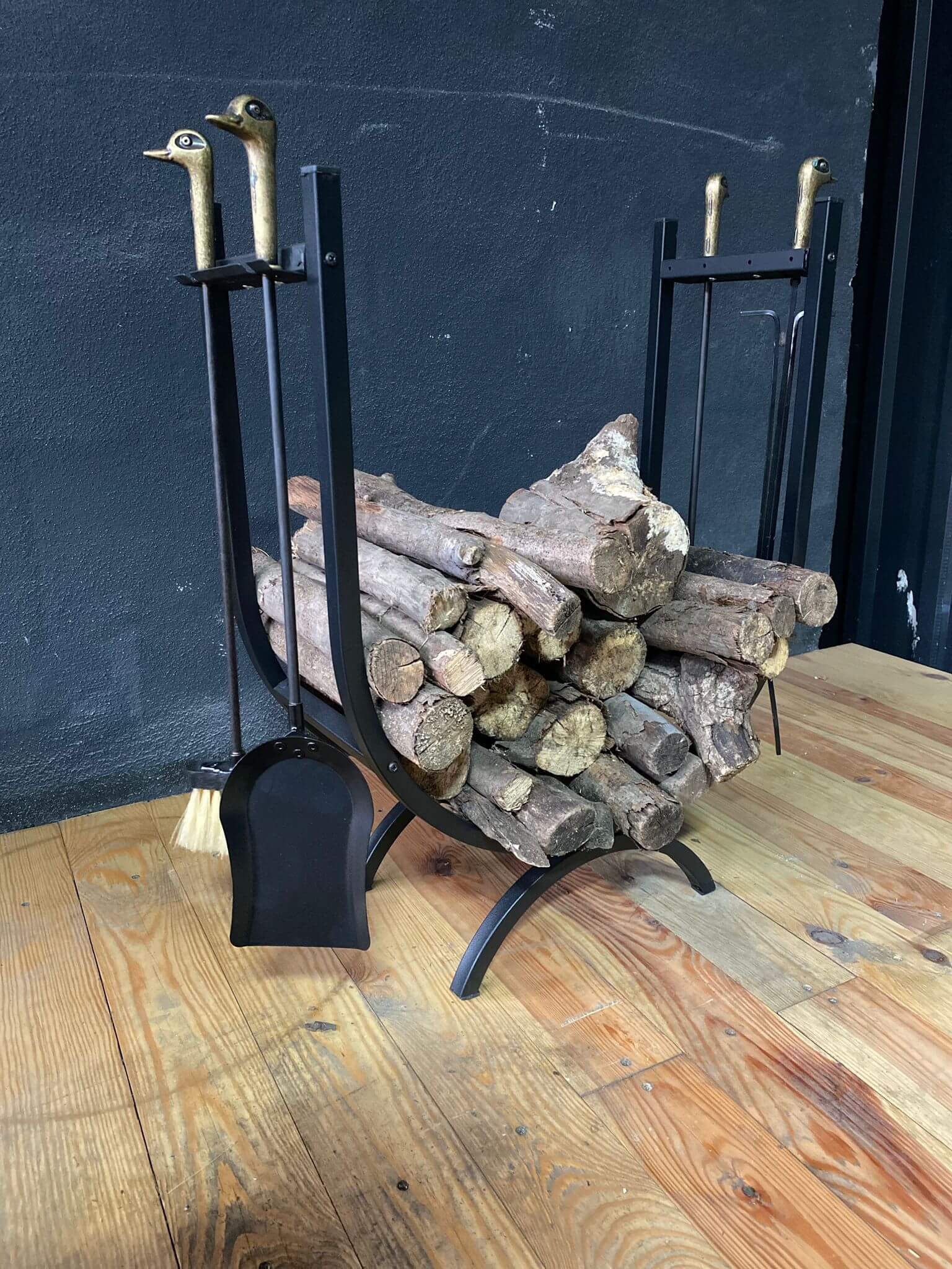 Metal Oval Şömine Odunluğu ve Ördek Başlıklı Maşa Takımı