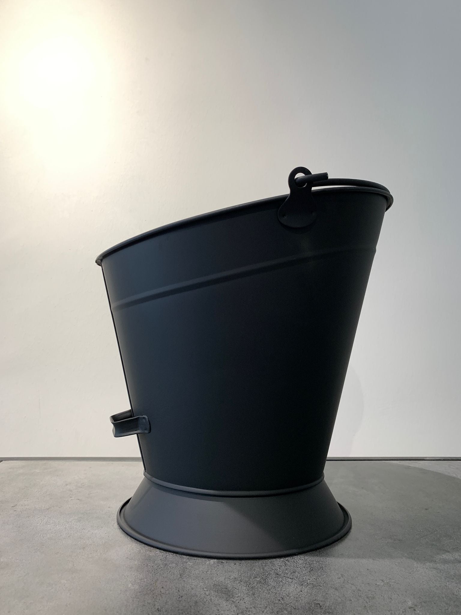 Yuvarlak Siyah Metal Odun Kovası