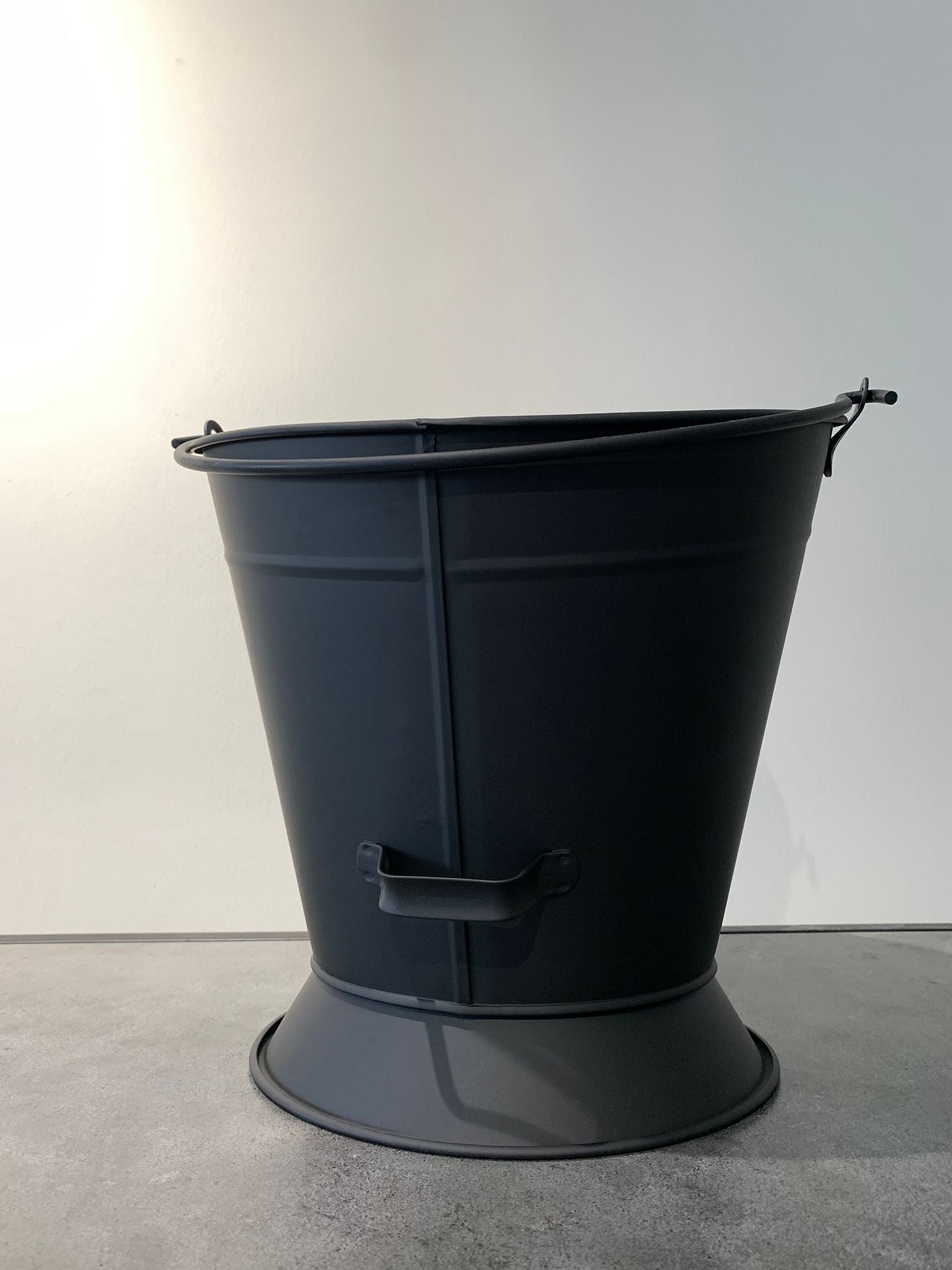 Yuvarlak Siyah Metal Odun Kovası