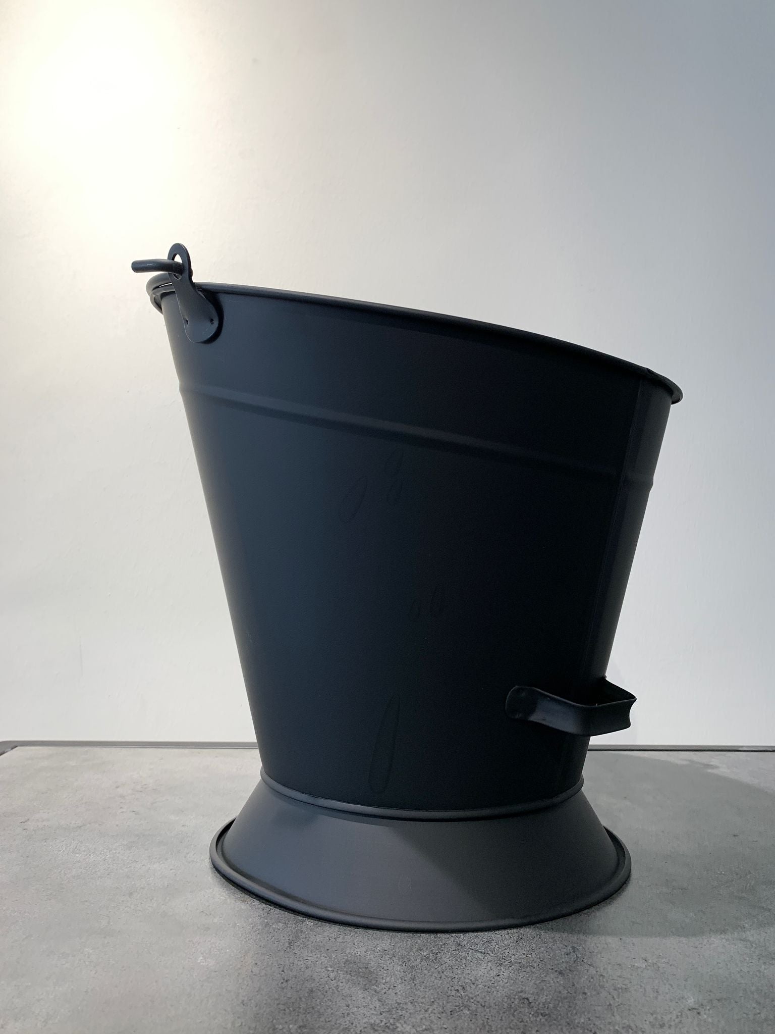 Yuvarlak Siyah Metal Odun Kovası