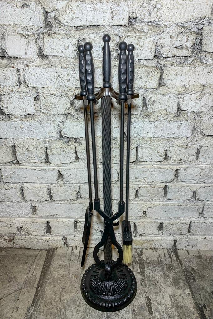 Yuvarlak Taban Siyah Parmak İzli Başlıklı Şömine Maşa Takımı