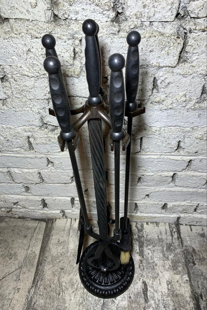 Yuvarlak Taban Siyah Parmak İzli Başlıklı Şömine Maşa Takımı