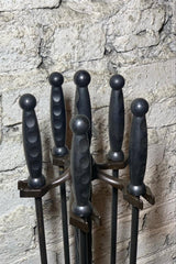 Yuvarlak Taban Siyah Parmak İzli Başlıklı Şömine Maşa Takımı