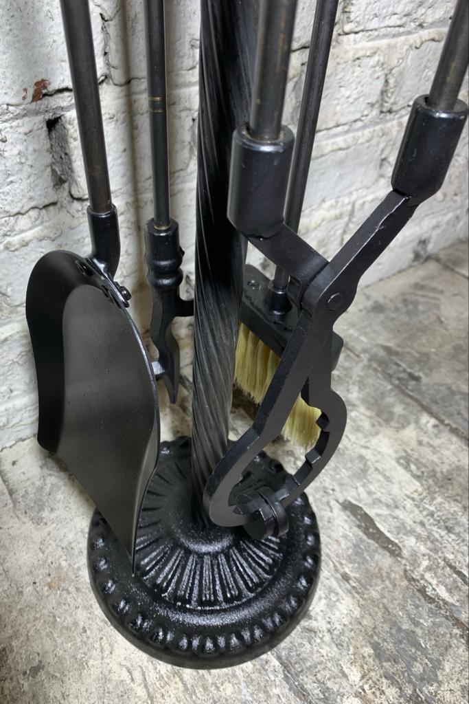 Yuvarlak Taban Siyah Parmak İzli Başlıklı Şömine Maşa Takımı